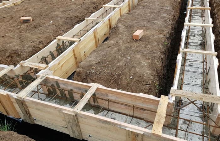 Encofrado elaborado con madera en la construcción de una cimentación
