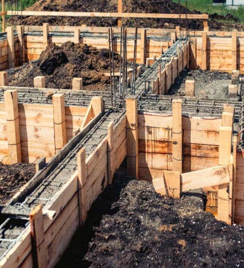 Encofrado de una cadena de desplante en construcción