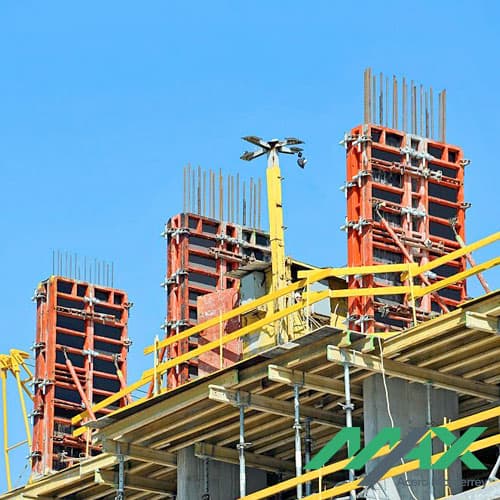 Encofrado en la parte alta de la construcción de un inmueble