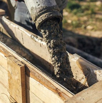 Vaciado del concreto dentro de un encofrado en una obra en construcción