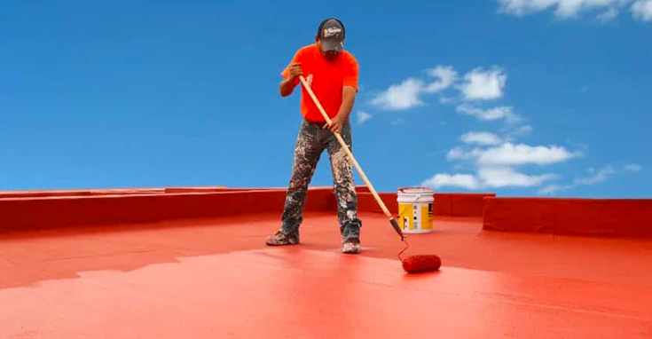 Aplicación de impermeabilizante acrílico, uno de los tipos de impermeabilizantes, en superficie