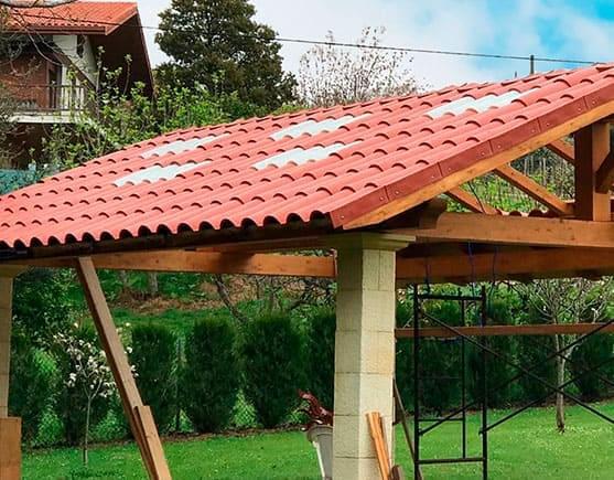 Lámina tipo teja fabricada con acero pintro y pintada en color rojo que le da una apariencia similar a la teja de barro.