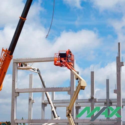 Trabajador de la construcción instalando las uniones de la viga prefabricada