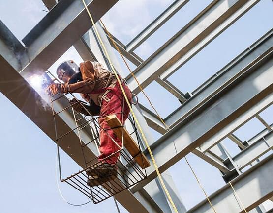 Trabajador soldando las uniones de una viga prefabricada de acero