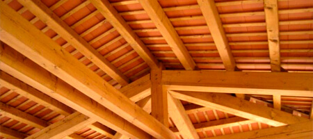 Construcción fabricada con vigas de madera