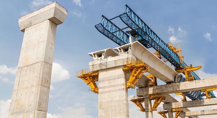 Cimbra elaborada con diferentes elementos de acero sosteniendo un puente de concreto recién construido