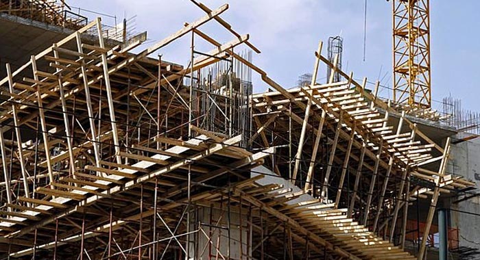 Plano contrapicado de una cimbra de madera sostenida por puntales del mismo material