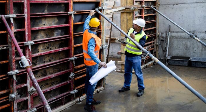 Plano general de una cimbra de metal en la construcción de un muro de concreto