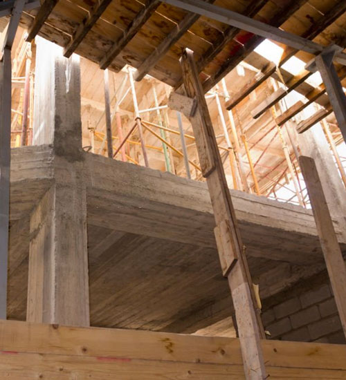 Cimbra para losa de entrepiso vista desde el interior de una construcción