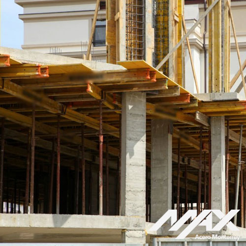 Edificio en construcción con cimbra fenólica, vigas de madera y puntales de acero