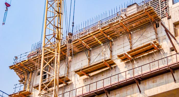 Cimbra trepadora instalada en la parte más alta de un edificio en construcción