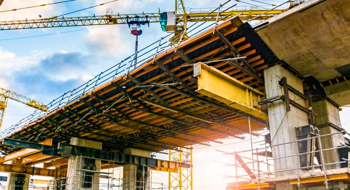 Plano general de la construcción de un puente con una cimbra compuesta por diversos elementos metálicos