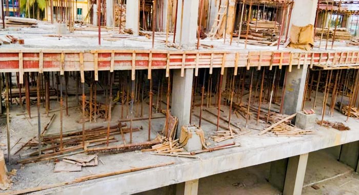 Construcción de una losa de concreto con cimbra de madera y puntales de metal