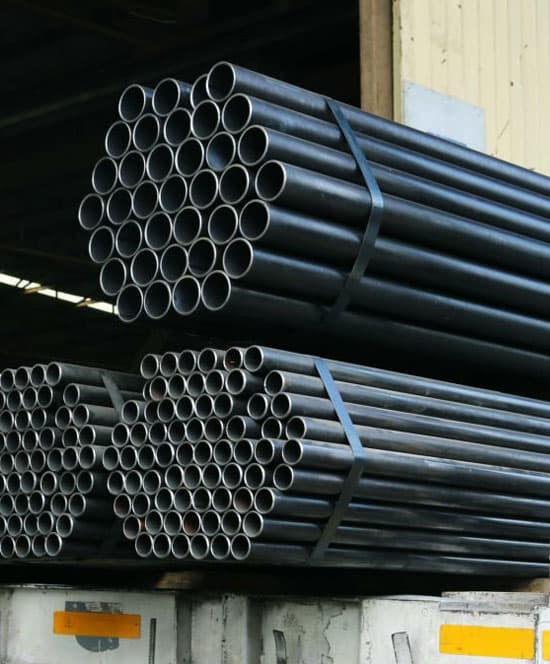 Piezas de tubería industrial en la parte trasera de un camión