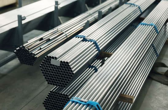 Stock de tubería industrial dentro de almacén