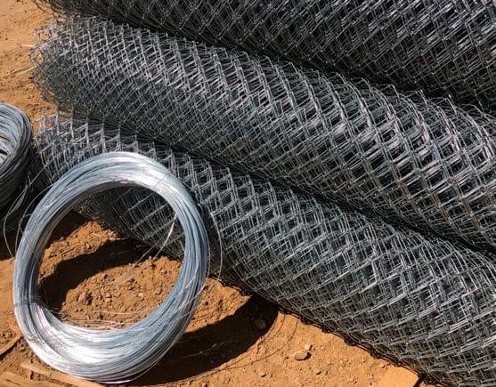 Malla de acero fabricada con alambre galvanizado.