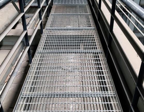 Pasillo fabricado con rejilla electroforjada