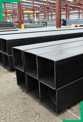 Perfiles de acero almacenados en bodega de Max Acero Monterrey