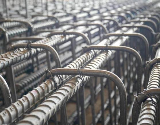 Acercamiento a castillos armados con varilla corrugada