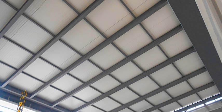 Lámina RN 100 35 estibada en un almacén y lista para entrega