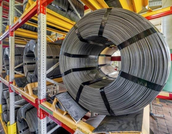 Rollo de alambrón en bodega para venta directa.