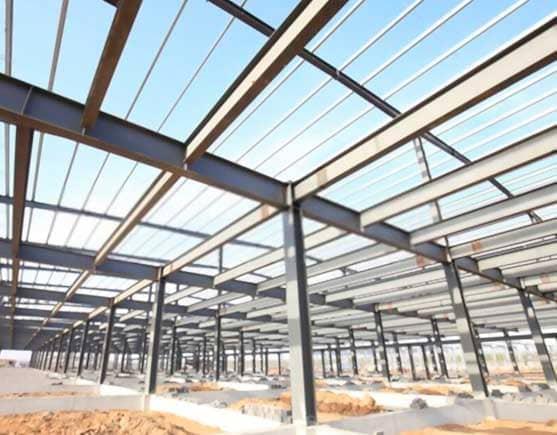 Vigas de acero montadas como estructura de una construcción.