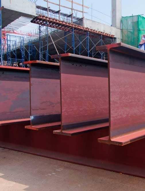 Vigas IPR colocadas en fila listas para ser usadas en una obra de construcción