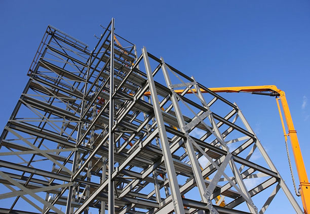 Lámina saliendo de la roladora