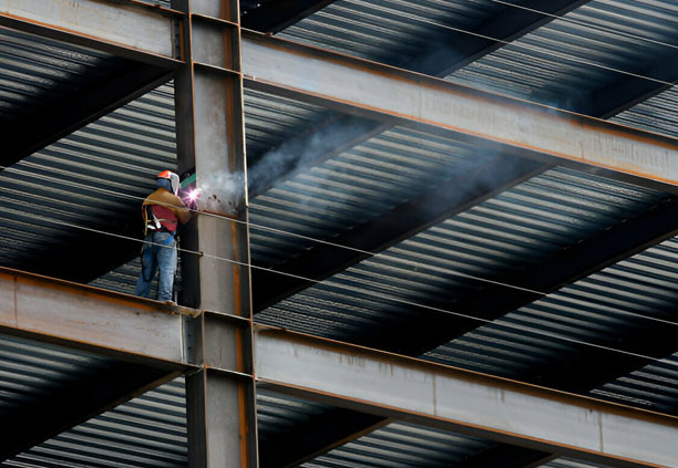 Trabajador soldando viga IPS