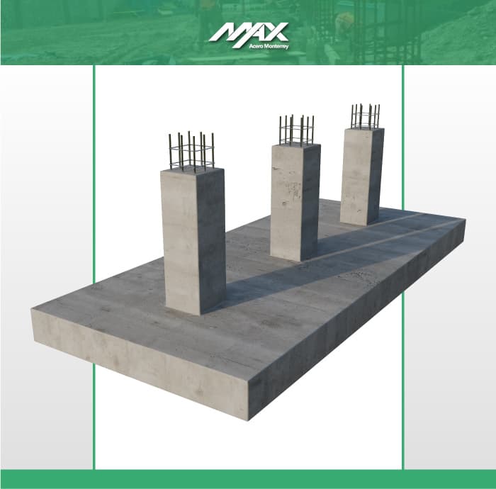 Zapata corrida con tres pilares de concreto y varillas de refuerzo sobre base de losa de cemento